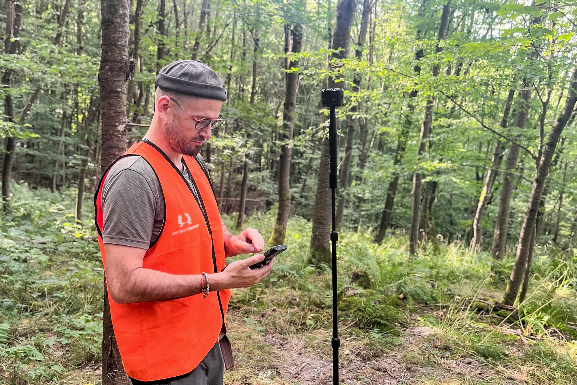 ECONICS Institute Mitarbeiter Florian Schenk misst BHD im woodify Pronaturierungsprojekt Moselschleife, Juli 2025, Foto: Inga Engelhardt